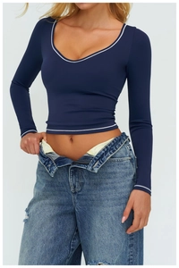 Dettaglio top yoga blu navy slim fit con profili bianchi a contrasto e scollo a U