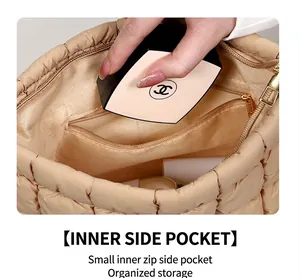 Détail de l'intérieur de la pochette matelassée beige avec poche zippée