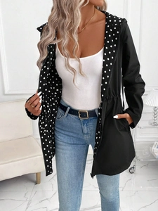 Damenjacke in Schwarz mit Kapuze, Polka-Dot-Futter und praktischem Kordelzug an der Taille