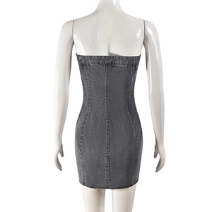 Détail de la couture arrière et texture denim délavé d'une robe bustier gris foncé