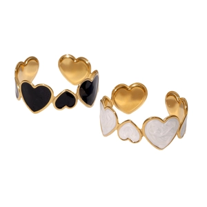 Bagues cœur ouvertes en acier inoxydable plaqué or 18 carats avec détails en émail noir et blanc