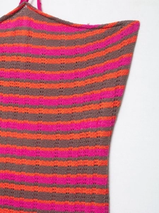 Dettaglio dell'abito halter a righe multicolore con trama in maglia traforata e colori vivaci