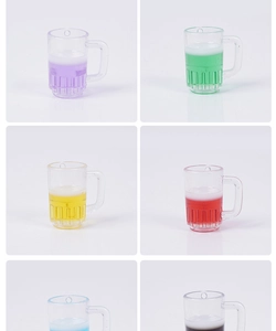 Gros plan de mini tasses à bière de 3,7 cm en six couleurs avec trous de suspension