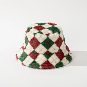 Détail d'un chapeau bob en fausse fourrure douce avec motif à carreaux rouges et verts