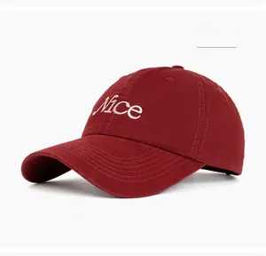 Dettaglio del ricamo Nice bianco su cappello da baseball in cotone bordeaux