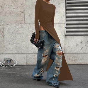Detailansicht eines braunen Langarmoberteils mit hohem Schlitz und Destroyed-Jeans