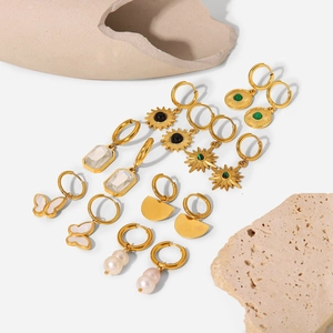 Séléction de boucles d'oreilles 18K avec perles, papillons et pierres sur supports pierre