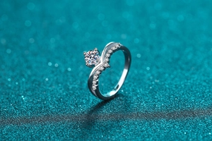 Macro shot of a V-shaped bypass ring with a round brilliant moissanite and side stones