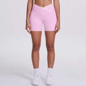 Détail du short de yoga rose taille haute croisée avec bordure blanche et tissu élastique