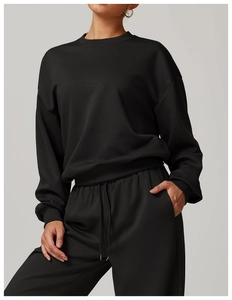 Détail de l'ensemble sweat noir avec finitions côtelées et taille de pantalon élastique
