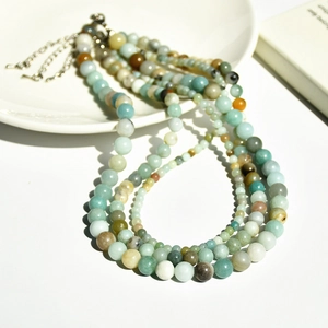 Collier multicouche fait main avec des perles d'amazonite vert menthe et bleues