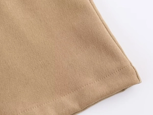 Gros plan du tissu en coton kaki avec double couture et texture lisse pour pantalon