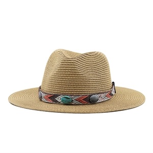 Détail d'un chapeau fedora en paille kaki avec ruban ethnique et pierres turquoise