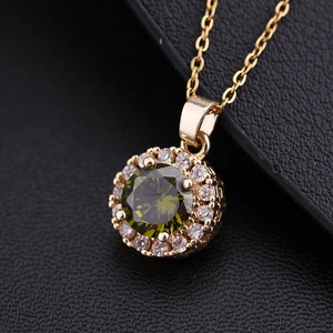 Détail du pendentif avec zircone vert olive et sertissage halo en or poli