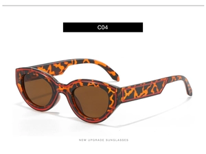 Detailaufnahme der ovalen Sonnenbrille in Schildpatt-Optik mit breiten Leopard-Bügeln