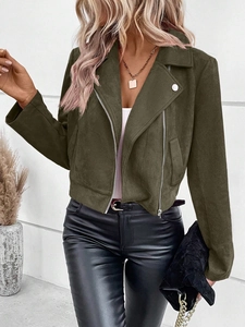 Detail der olivgrünen Wildleder-Bikerjacke mit asymmetrischem Reißverschluss und Metall
