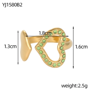 Détail d'une bague cœur en or avec pavé de zircons verts et design de cœur évidé
