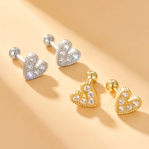 Vue détaillée des boucles d'oreilles cœur en argent et or avec pavé de zircons et fermoirs à vis