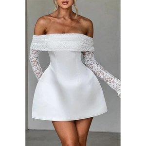 Detail der schulterfreien Spitzenärmel und Satin-Minikleid-Textur für Damen