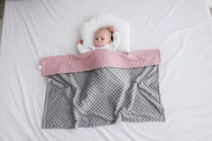 Coperta per neonati double-face rosa e grigia con puntini minky e grana 3D morbida