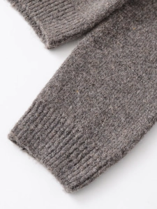 Nahaufnahme der gerippten Strickbündchen an diesem eleganten Langarm-Strickcardigan