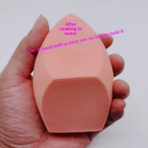 Macro d'une éponge à maquillage humide montrant la texture douce et l'expansion