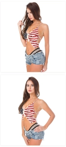 Dettaglio del top a farfalla con paillettes bandiera americana e pantaloncini di jeans