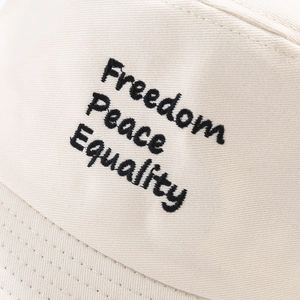 Bob beige en coton pour femme avec broderie noire Freedom Peace Equality