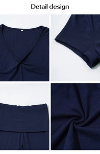 Détails du col en V torsadé et de la texture plissée douce sur cet ensemble Y2K bleu marine