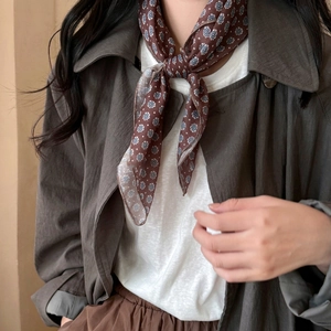 Vintage floral cotton linen neck scarf with blue and white patterns for autumn style