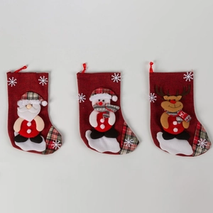Trois chaussettes de Noël avec motifs 3D Père Noël, Bonhomme de neige et Renne sur blanc