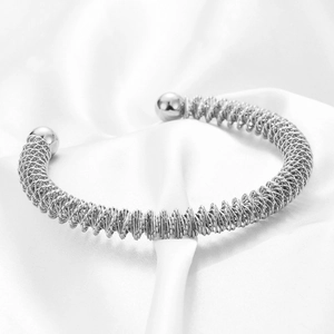 Dettaglio del bracciale rigido a molla in argento con filo ritorto e punte sferiche