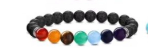 Gros plan d'un bracelet en pierre de lave 7 chakras avec perles colorées et séparateurs en métal