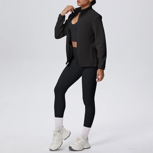 Vista laterale di un set yoga nero 3 pezzi con giacca zip e leggings a vita alta