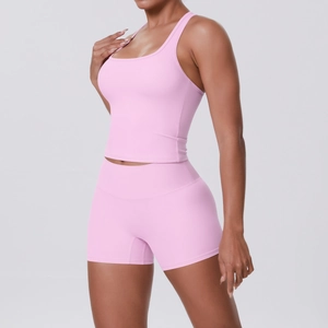 Détail du haut de yoga dos nageur rose brossé et du short taille haute sur mannequin