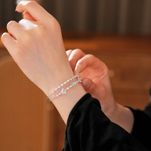 Détail d'un bracelet double couche en argent avec fleurs et zircons marquise brillants