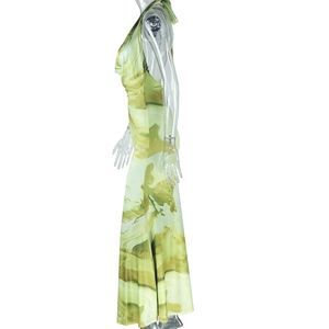 Détail de la robe dos nu à imprimé marbré vert avec un tissu fluide et élégant