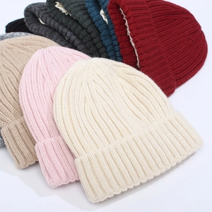 Détail macro de la maille côtelée épaisse et doublure en satin des bonnets d'hiver