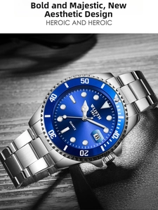 Dettaglio dell'orologio con quadrante blu, indici luminosi e datario a ore 3 lucido