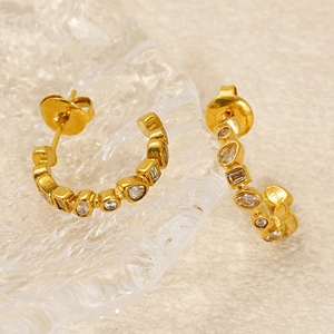 Orecchini a U placcati in oro 18k con pietre CZ irregolari per gioielli da donna