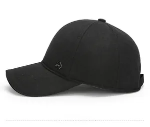Dettaglio dell'emblema metallico SPORT sul lato di un berretto da baseball invernale