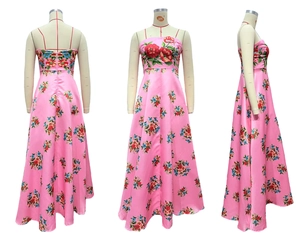 Details des rosa Satinkleids mit Rosenmuster, schulterfreiem Design und Korsett-Oberteil