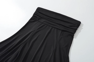 Détail de la jupe queue de sirène en maille noire avec taille froncée et plis élégants
