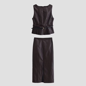 Ensemble chic deux pièces marron foncé avec haut à basque, ceinture et jupe mi-longue
