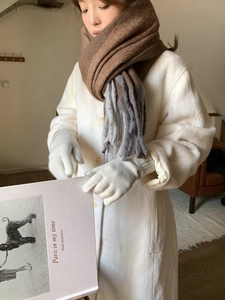 Gants d'hiver élégants en tricot blanc pour femmes dans un cadre lifestyle chaleureux.