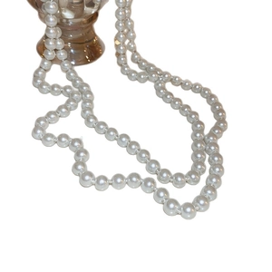 Elegant long white pearl necklace for women featuring round glossy pearls in French vintage style
