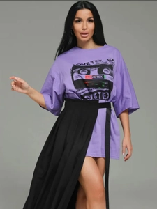 Λεπτομέρεια από μωβ oversized βαμβακερό T-shirt με τύπωμα και μαύρο σετ φούστας