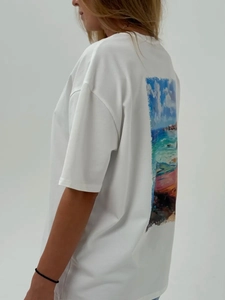 Γυναικείο λευκό βαμβακερό T-shirt με πολύχρωμο τύπωμα ελαιογραφίας στην πλάτη