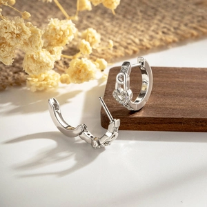 Orecchini a cerchio in acciaio titanio 316L argento con cuore e zirconi incastonati