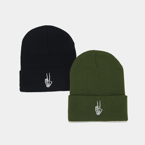 Bonnets en maille noir et vert olive avec broderie main squelette et bord à revers